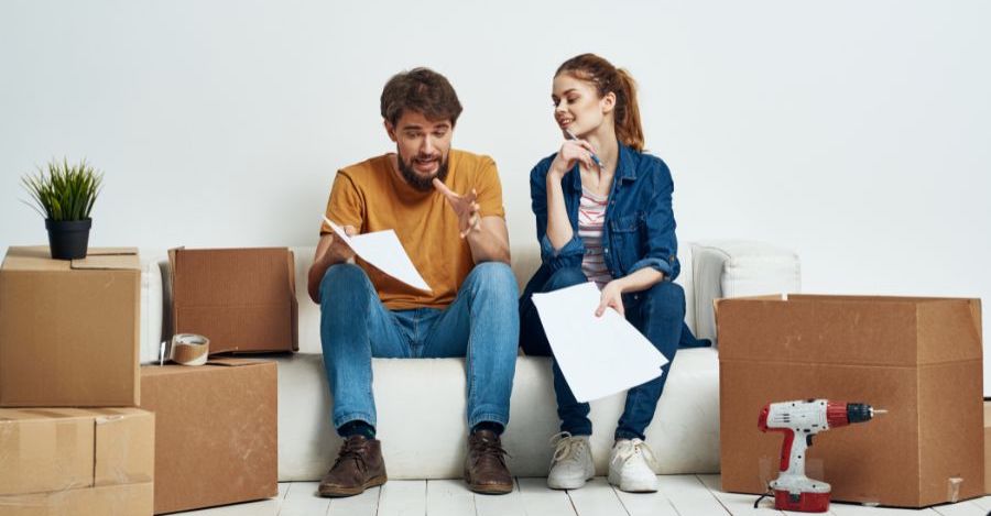 pareja decidiendo qué tipo de hipoteca le conviene