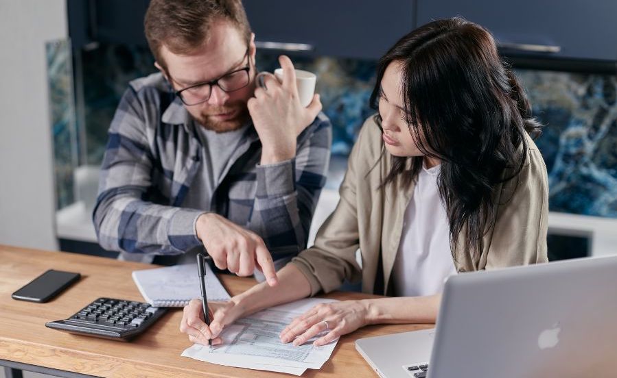 pareja calculando las comisiones de amortizar su hipoteca