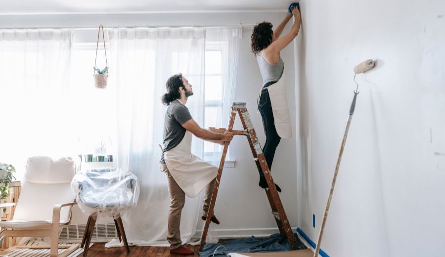 pareja pintando una casa de segunda mano