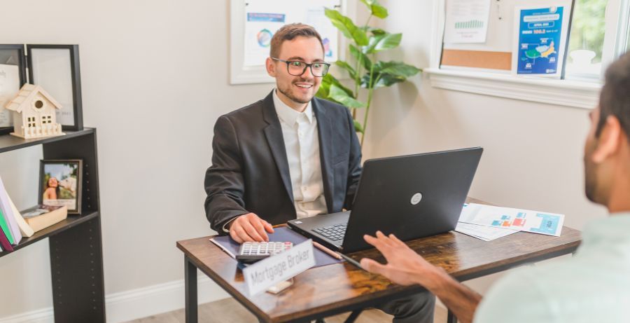 joven en una oficina informándose sobre la solicitud del aval ICO para las hipotecas