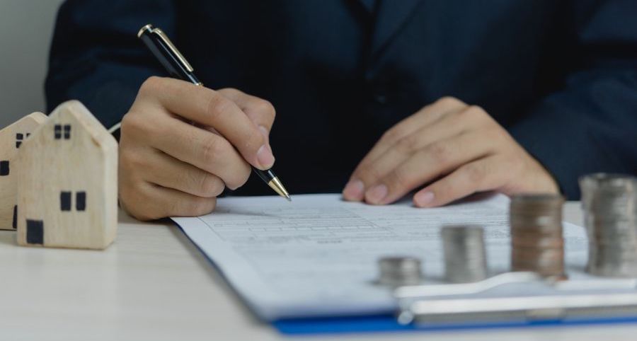 único cónyuge firmando una hipoteca