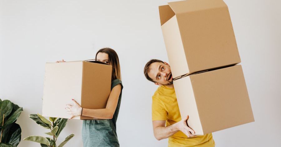 Pareja haciendo una mudanza