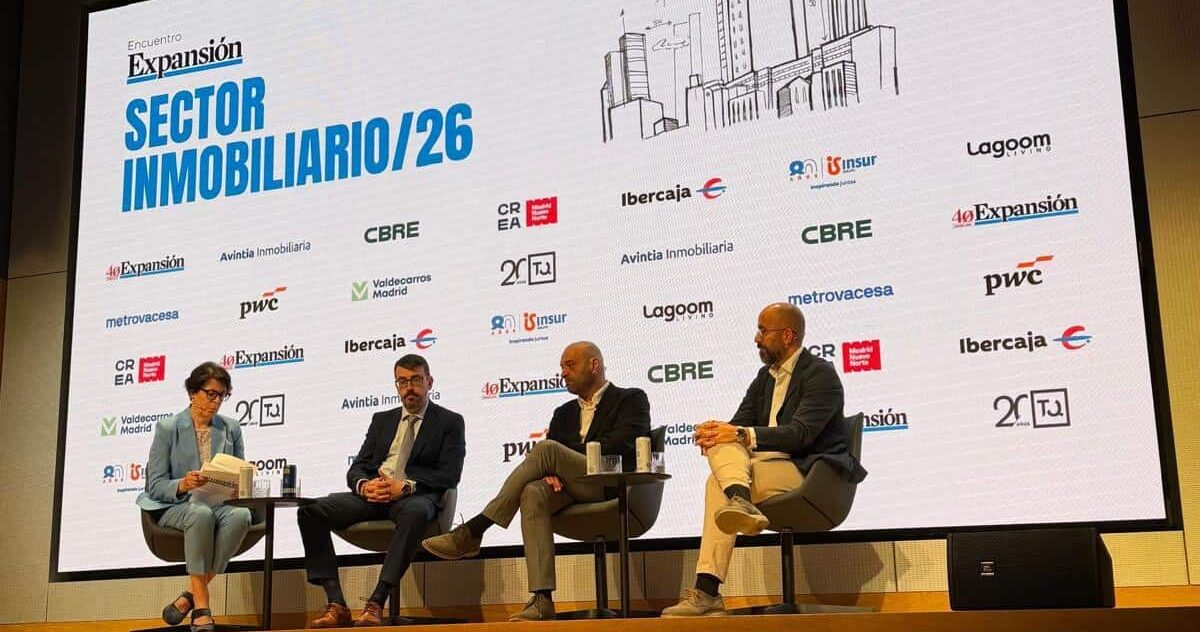 Personas sentadas debatiendo sobre el mercado inmobiliario