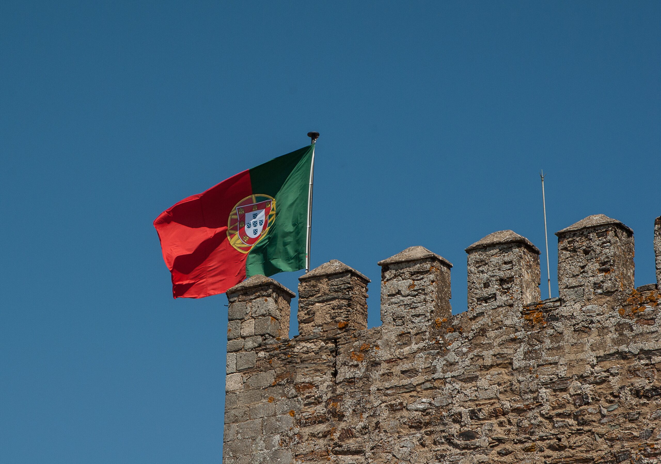 Bandera de Portugal sobre torre de castillo