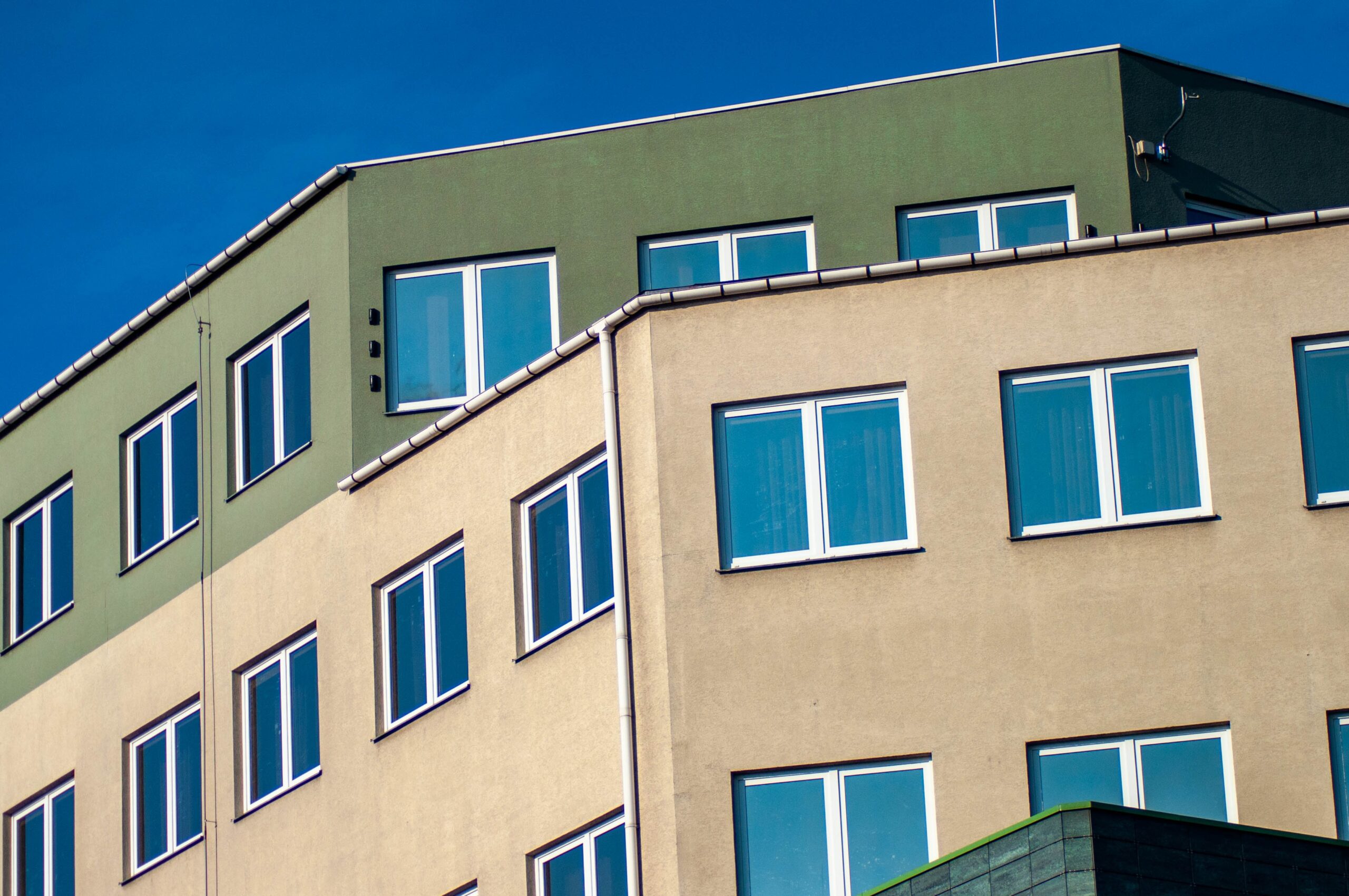 Dos edificios superpuestos.