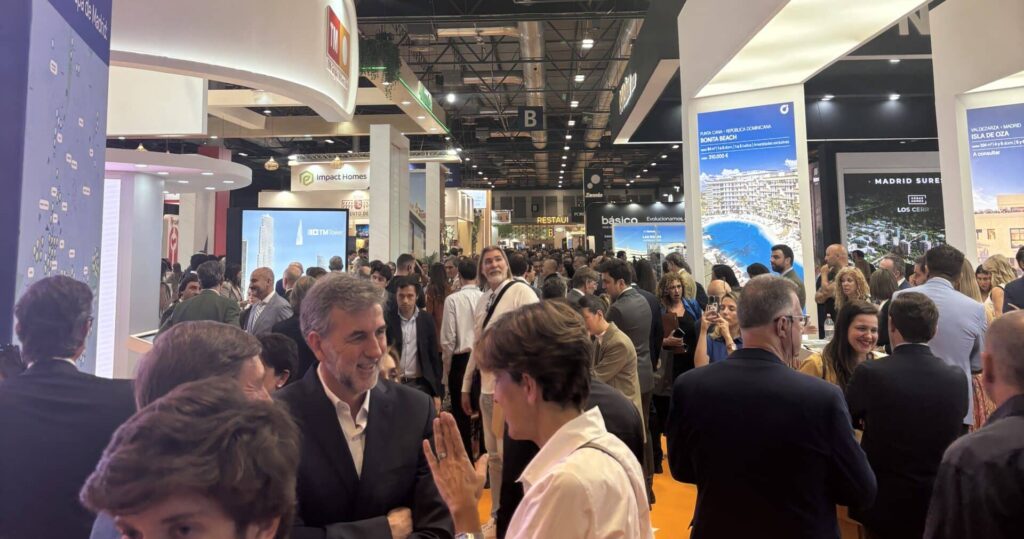 Personas en un evento inmobiliario