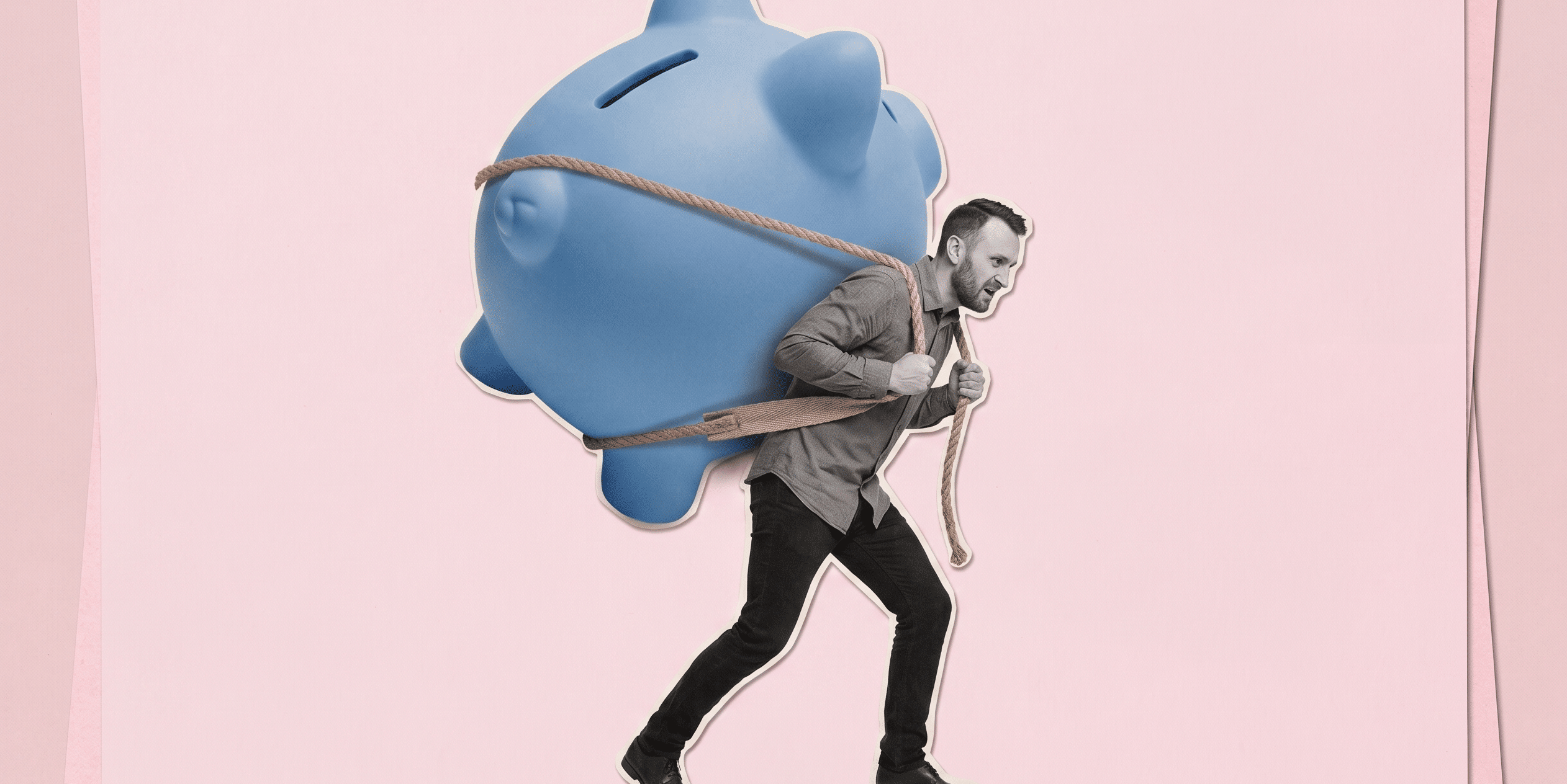 Collage de un hombre cargando una gran hucha de cerdo azul a la espalda sobre un fondo rosa.