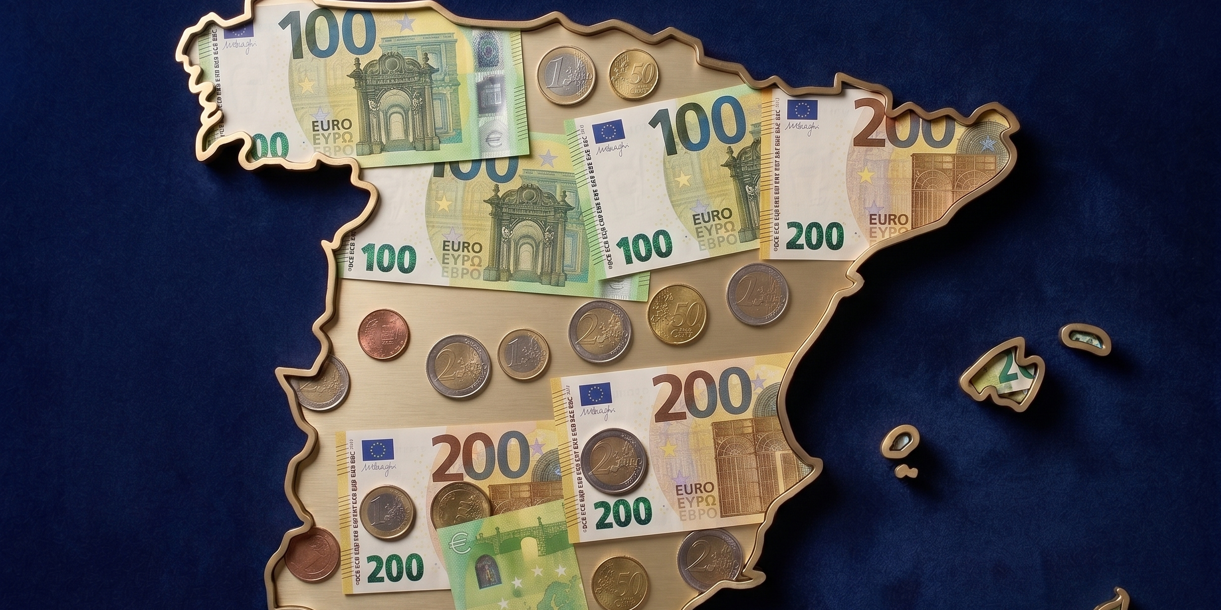 Mapa de España dorado con billetes y monedas de euro sobre fondo azul.