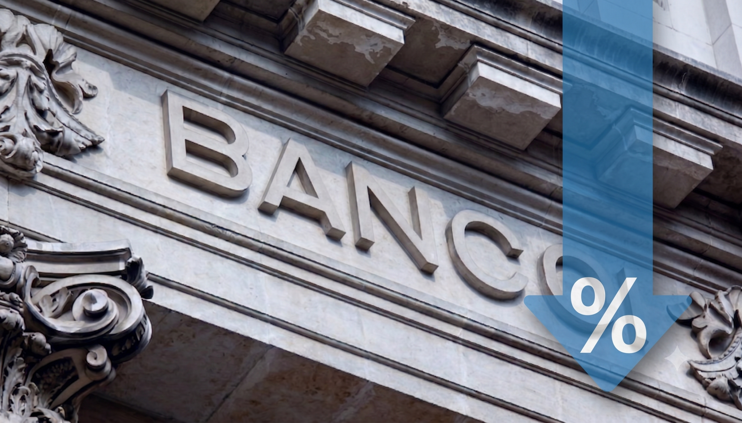 Fachada de banco con flecha azul hacia abajo y símbolo de porcentaje que representa la bajada de tipos de interés.