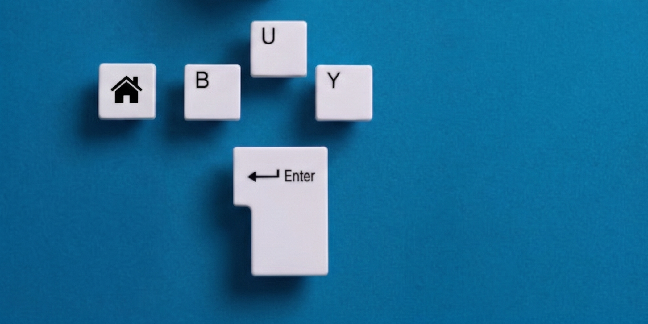 Concepto de compra de vivienda online con teclas de teclado blancas, palabra BUY e icono de casa sobre fondo azul.