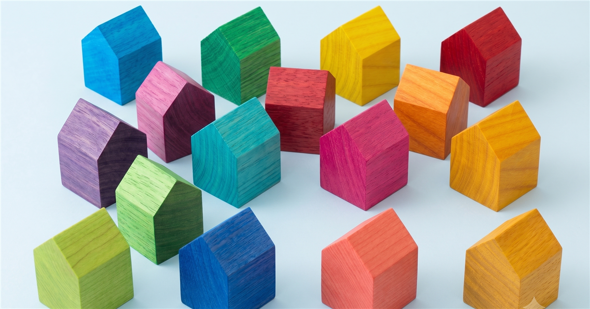 Coleccion de casas de madera de distintos colores simbolizando la variedad de hipotecas de promotor